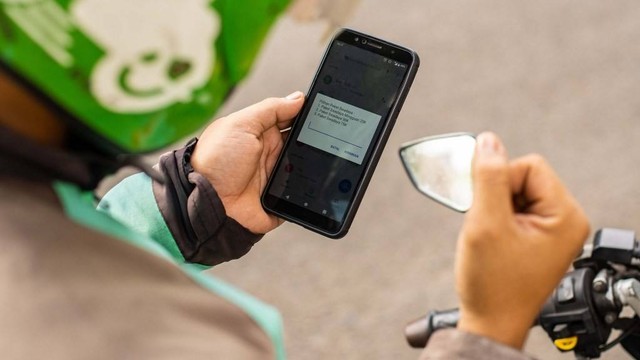 Ilustrasi membeli paket Gojek Telkomsel. Foto: Telkomsel