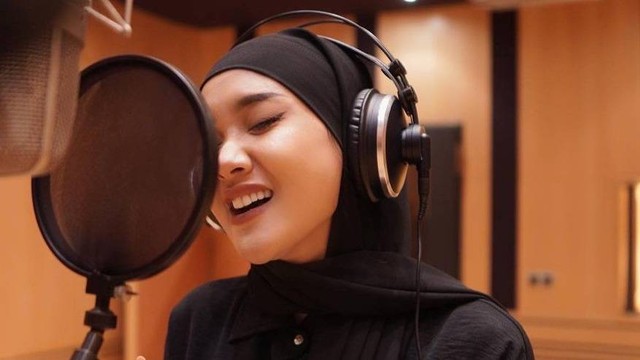 Cita Citata tampil berhijab. Foto: Instagram/@cita_citata
