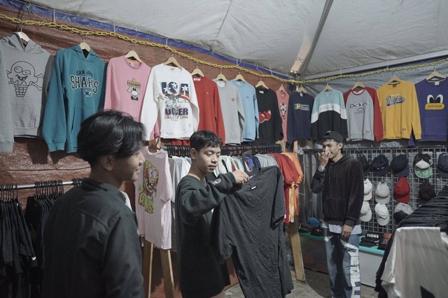 Anak muda memilih baju thrift di Fest Of Society Singkawang. Foto: Try Shaskya/Hi!Pontianak