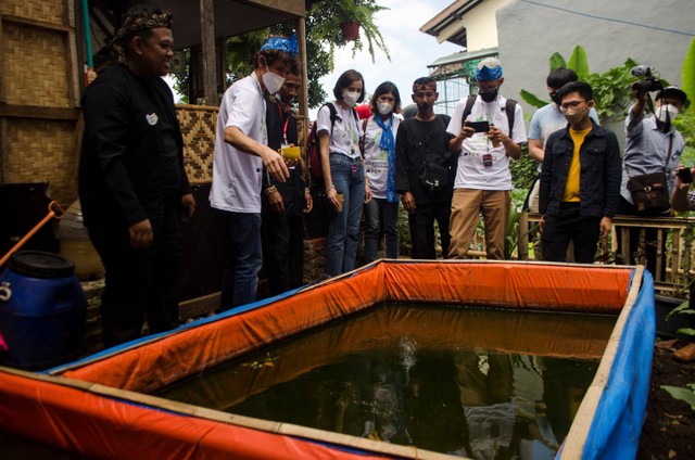 Delegasi sejumlah negara peserta Konferensi Internasional Urban 20 (U20) melihat kolam ikan bioflok saat kunjungan ke urban farming Buruan Sae, Bandung, Jawa Barat, Kamis (4/8/2022).  Foto: Novrian Arbi/ANTARA FOTO