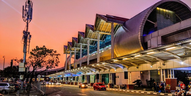 Apakah saat transit boleh keluar bandara/Seokarno hatta airport, Foto oleh Yayaq Destination di Unsplash	