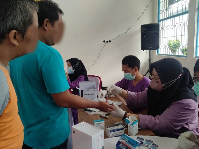 Petugas Puskesmas Mengambil Sampel Darah pada Salah Satu Jari WBP Guna Pemeriksaan (Humas Lastagung)