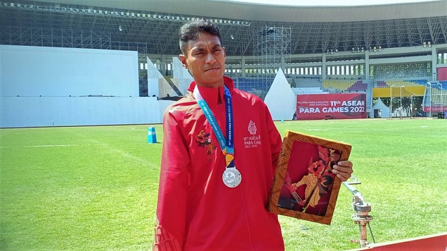Pelari asal Maluku, RM Sabandar, usai menerima medali di Stadion Manahan Solo, Kamis (04/08/2022). FOTO: Agung Santoso