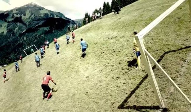 Sepak bola alpine yang dimainkan di lereng gunung dengan tanah yang curam. (Foto: YouTube/@Mercedes-Benz Vans)