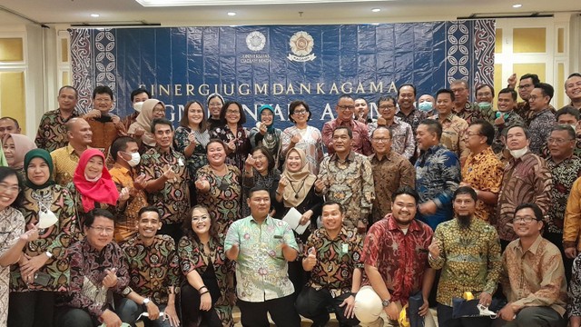 Rektor UGM, Ova Emilia bersama alumni UGM Sumatra Utara. Foto: Widi RH Pradana