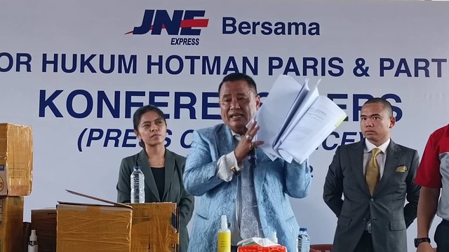 Kuasa hukum JNE, Hotman Paris, saat konferensi pers terkait timbunan sembako, di Jet Ski Cafe, Pluit, Jakarta Utara, Kamis (4/8/2022). Foto: Zamachsyari/kumparan