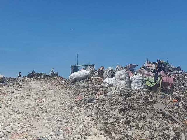 Gunungan sampah di TPA Suwung, Denpasar, Bali - IST