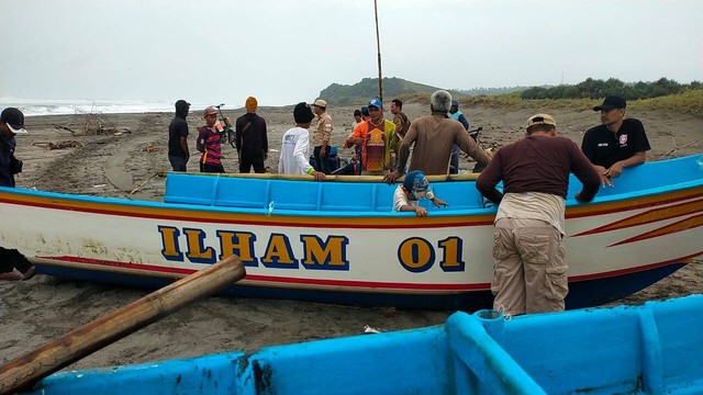 Perahu asal Sukabumi terbalik di perairan Ciujung, Cianjur. Kamis (4/8).  Foto: Dok. Istimewa