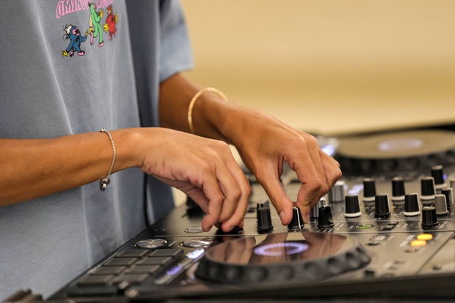 DJ Saudi Leen Naif bermain di sebuah acara universitas di kota pesisir Laut Merah Arab Saudi, Jeddah, Arab Saudi, pada 26 Mei 2022. Foto: Fayez Nureldine/AFP