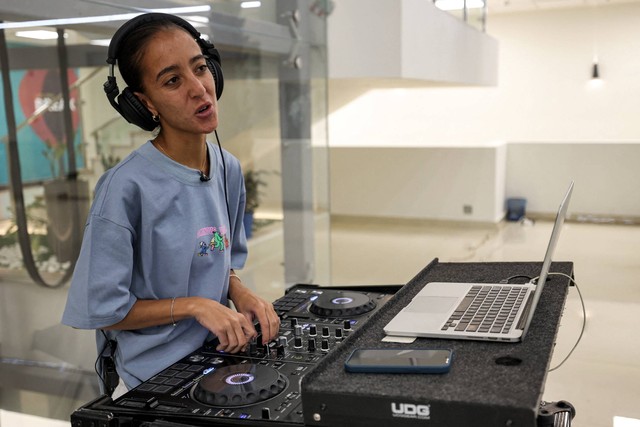 DJ Saudi Leen Naif bermain di sebuah acara universitas di kota pesisir Laut Merah Arab Saudi, Jeddah, Arab Saudi, pada 26 Mei 2022. Foto: Fayez Nureldine/AFP
