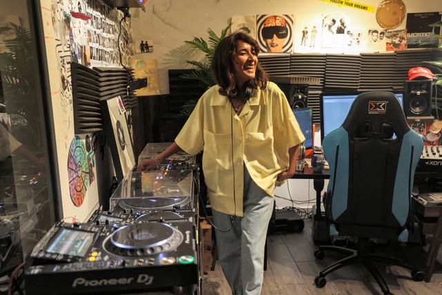 DJ Saudi Lujain Albishi bermain di acara pantai di kota Laut Merah Arab Saudi, Jeddah, Arab Saudi, pada 26 Mei 2022. Foto: Fayez Nureldine/AFP