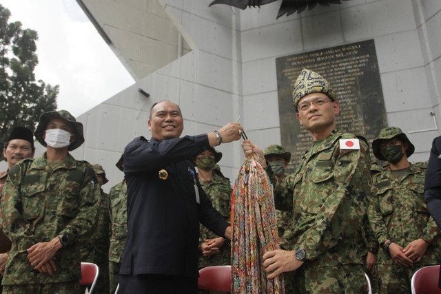 Komandan Infanteri Penerjun Payung Angkatan Udara Jepang, Kolonel Junichi Fukuo (kanan) saat memberikan cenderamata berupa origami sebagai simbol perdamaian kepada Pemprov Sumsel (kiri) (Foto: Ist)