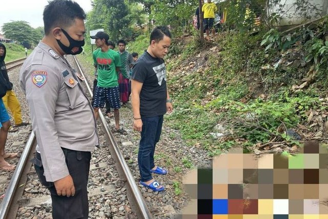 Sejoli tewas disambar kereta api Kargo di pintu kereta Kampung Sukaseuri, Karawang, Kamis (4/8/2022). Foto: Dok. Istimewa