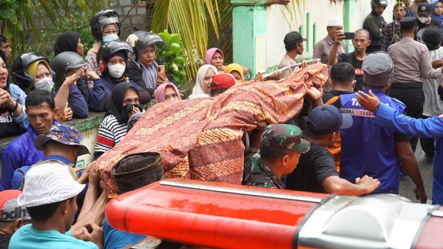 Sekitar Pukul 15.00 WIT, jenazah tiba di rumah menggunakan mobil Tim SAR. Foto: Dealfrit/cermat