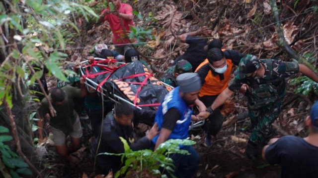 Warfa dan Tim Sar gabungan saat evakuasi koraban dari danau Tolire. Foto: Dealfrit/cermat
