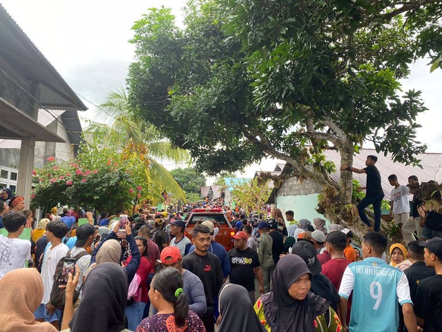 Masyarakat berdatangan di rumh korban di Kelurahan Takome, hendak melihat jenazah korban. Foto: Samsul/cermat