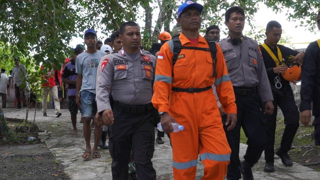 Masyarakat dan Tim SAR gabungan saat menuju danau Tolire untuk melakukan evakuasi korban. Foto: Dealfrit/cermat