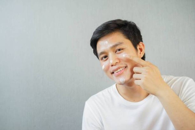 Ilustrasi pelembab wajah pria untuk kulit kering (Sumber: Pexels)