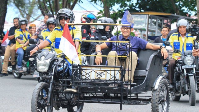 Sandiaga Uno naik becak motor keliling desa wisata Ulee Lheue. Foto: Disbudpar Aceh