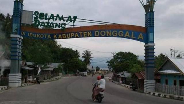 Pengendara saat memasuki gerbang masuk kawasan Kabupaten Donggala, Sulawesi Tengah. Foto: Istimewa