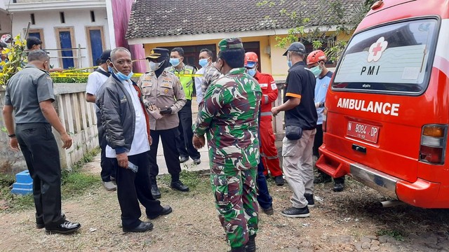 Proses evakuasi temuan mayat dan kerangka manusia di Desa Gadingkulon, Kecamatan Dau, Kabupaten Malang. Foto: Polres Malang