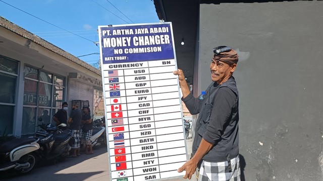 Satpol PP dan Bank Indonesia menyegel money changer ilegal di Kuta, Bali. Foto: Denita BR Matondang/kumparan