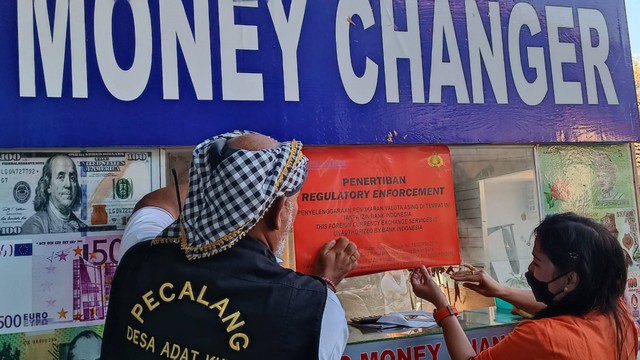 Satpol PP dan Bank Indonesia menyegel money changer ilegal di Kuta, Bali. Foto: Denita BR Matondang/kumparan