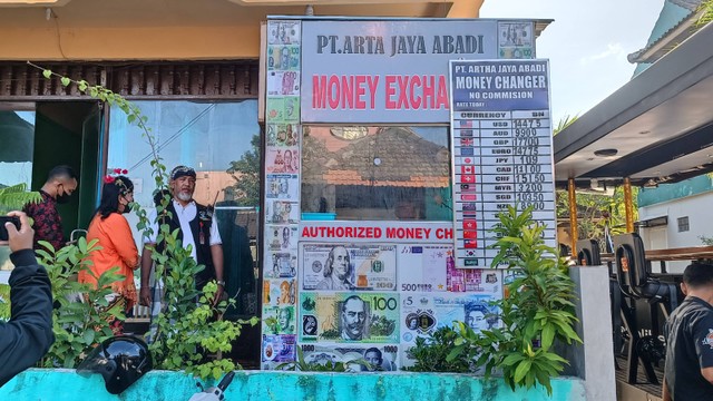 Satpol PP dan Bank Indonesia menyegel money changer ilegal di Kuta, Bali. Foto: Denita BR Matondang/kumparan