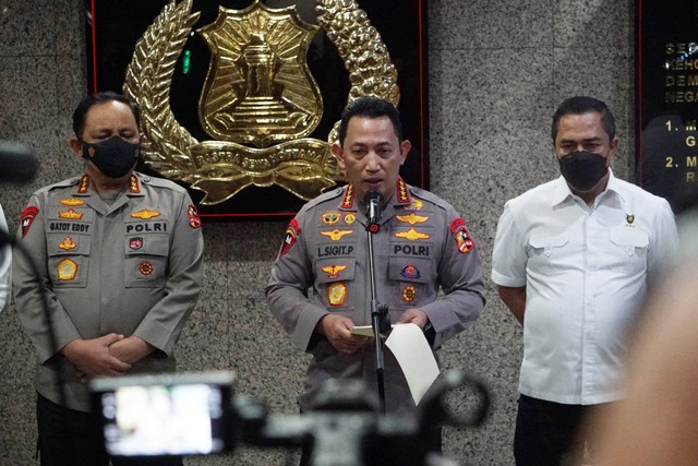 Kapolri Jenderal Pol Listyo Sigit Prabowo menyampaikan keterangan kepada wartawan di Mabes Polri, Jakarta Selatan, Kamis (4/8/2022). Foto: Jamal Ramadhan/kumparan