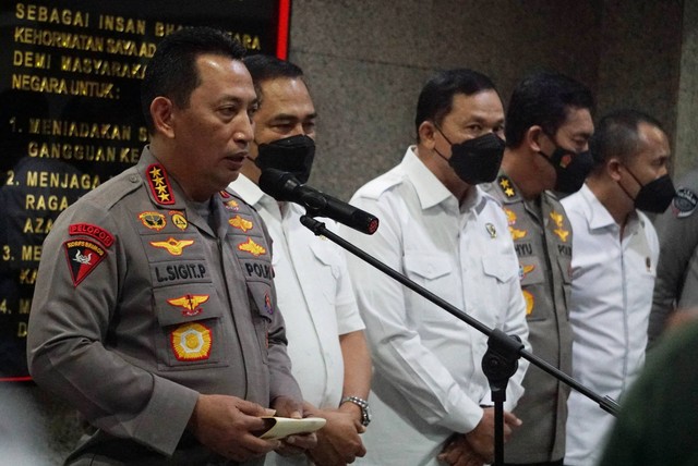 Kapolri Jenderal Pol Listyo Sigit Prabowo menyampaikan keterangan kepada wartawan di Mabes Polri, Jakarta Selatan, Kamis (4/8/2022). Foto: Jamal Ramadhan/kumparan