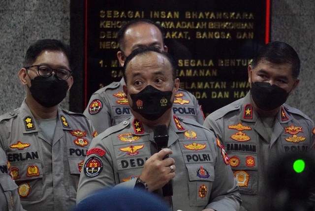 Kadiv Humas Polri Irjen Pol Dedi Prasetyo menyampaikan keterangan kepada wartawan di Mabes Polri, Jakarta Selatan, Kamis (4/8/2022). Foto: Jamal Ramadhan/kumparan