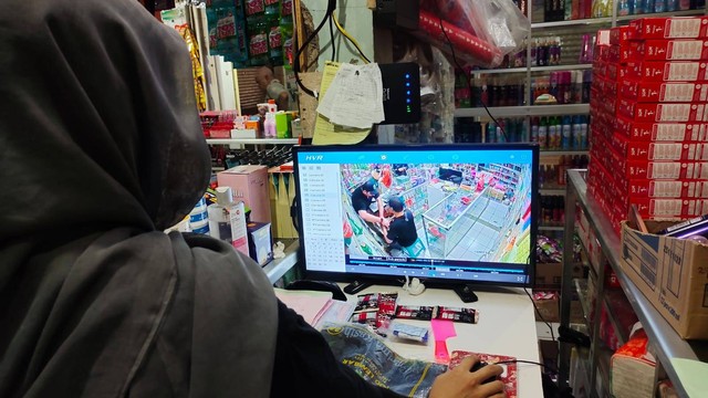 Rekaman CCTV aksi pencurian toko kosmetik di Cianjur. Foto: Dok. Istimewa
