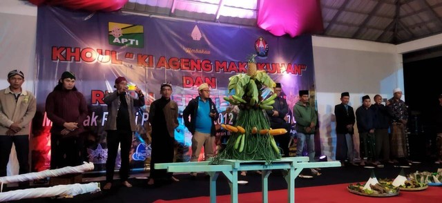 Warga Dukuh Seman, Desa Wonotirto, Kecamatan Bulu, Kabupaten Temanggung menggelar acara Khaul Ki Ageng Makukuhan, Rabu (3/8/2022) malam. Foto: ari/Tugu Jogja