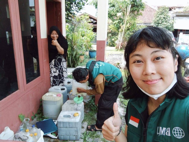 Rizka (kanan) bersama tim BMJ. Foto: dok Rizka