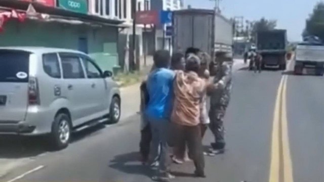 Tangkapan layar video perkelahian dua orang pengemudi di Jalan Pantura, turut  Kecamatan Tambakboyo, Kabupaten Tuban, Jawa Timur. Kamis (04/08/2022).