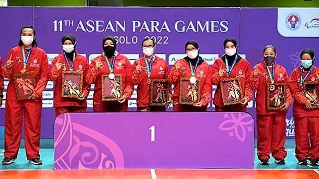 Pemain voli duduk putri Indonesia usai menerima medali emas ASEAN Para Games 2022 di UTP Sport Center, Karanganyar, Kamis (04/08/2022). FOTO: Dok Istimewa