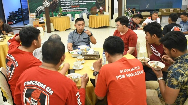 Pertemuan Pangdam XIV/Hasanuddin Mayjen TNI Andi Muhammad Bau Sawa Mappanyuki dengan sejumlah Korlap suporter PSM Makassar. Foto: Dok. Kodam XIV/Hasanuddin