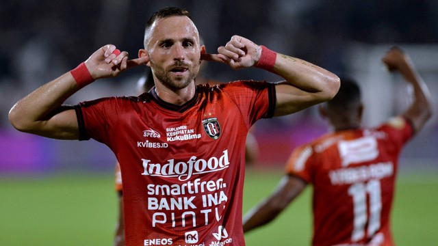 Pesepak bola Bali United Ilija Spasojevic berselebrasi usai mencetak gol ke gawang Rans Nusantara saat pertandingan Liga 1 di Stadion Kapten I Wayan Dipta, Gianyar, Bali, Kamis (4/8/2022). Foto: Fikri Yusuf/Antara Foto