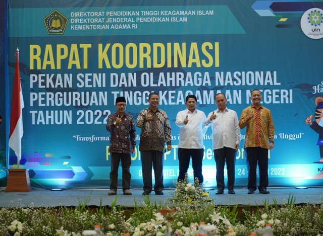 Direktur Jenderal Pendidikan Islam, Prof. Dr. H. Muhammad Ali Ramdhani, S.TP., M.T, Direktur Pendidikan Tinggi Keagamaan Islam: Prof. Dr. Suyitno, M.Ag, Rektor UIN Sunan Gunung Djati Bandung, Bandung, Prof Dr H Mahmud MSi CSEE, Ketua Pelaksana PESONA I PTKN melakukan foto bersama setalah Rapat Koordinasi/Humas UIN SGD Bandung