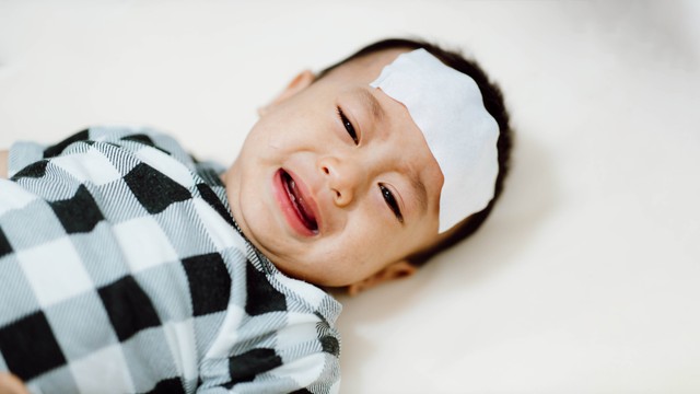 Ilustrasi bayi sakit kepala. Foto: Feelimage/shutterstock