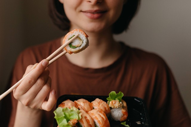 Ilustrasi Ibu hamil makan sushi. Foto: Nadia Stepaniuk/Shutterstock