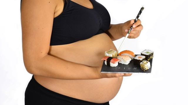 Ilustrasi Ibu hamil makan sushi. Foto: Anjo Kan/Shutterstock