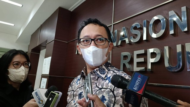 Komisioner Komnas HAM RI, Beka Ulung Hapsara menjawab pertanyaan wartawan di Gedung Komnas HAM, Jakarta, Jum'at (5/8). Foto: Zamachsyari/kumparan