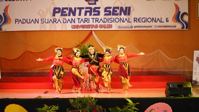 Tim Tari Tradisional Universitas Muhammadiyah Tasikmalaya tampil di Gebyar LLDIKTI 4 2022