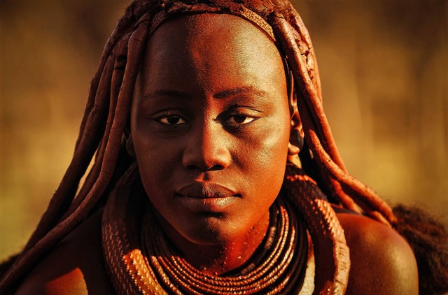 Ilustrasi perempuan Angola yang punya tradisi unik melumuri rambut dengan kotoran sapi. Foto: Pere Grau/Shutterstock