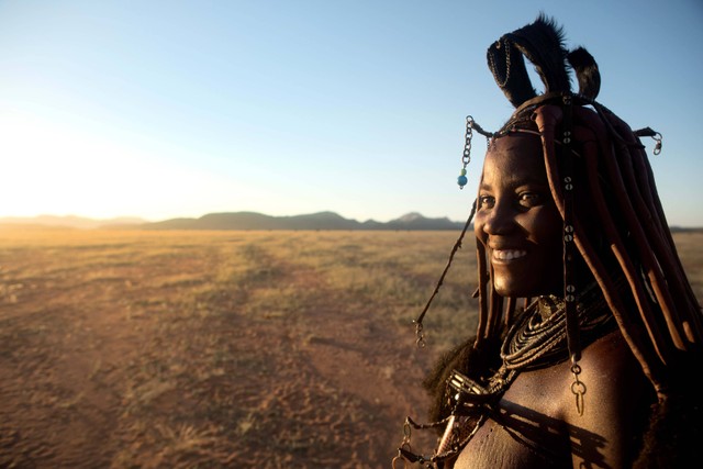 Ilustrasi perempuan Angola yang punya tradisi unik melumuri rambut dengan kotoran sapi. Foto: 2630ben/Shutterstock