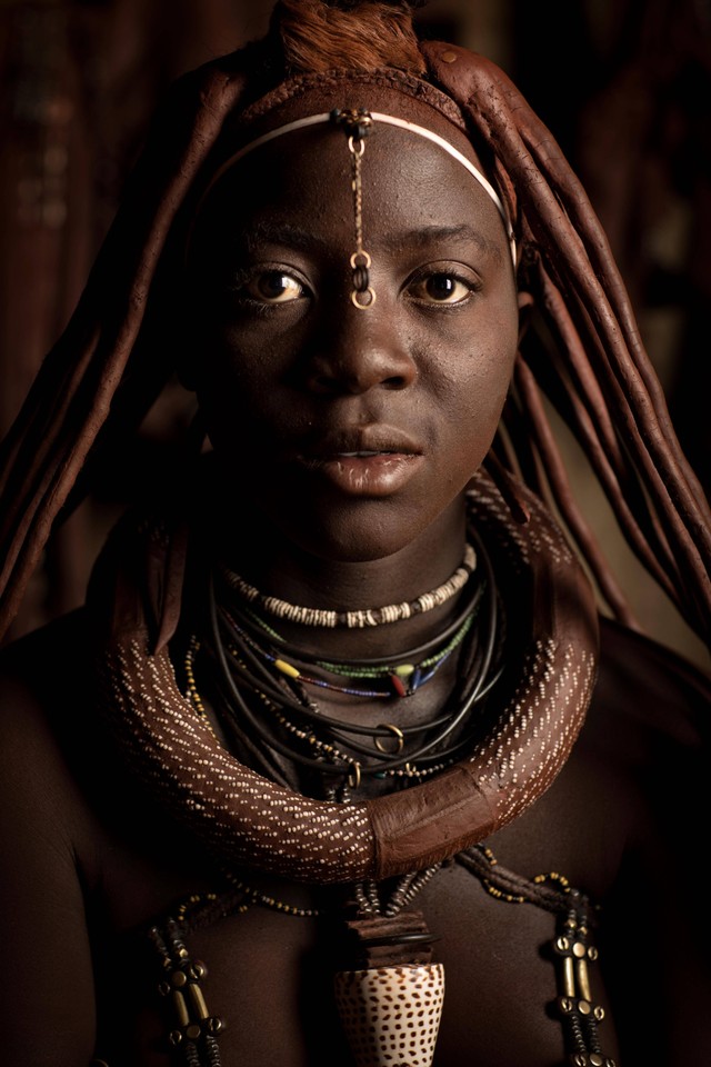 Ilustrasi perempuan Angola yang punya tradisi unik melumuri rambut dengan kotoran sapi. Foto: 2630ben/Shutterstock