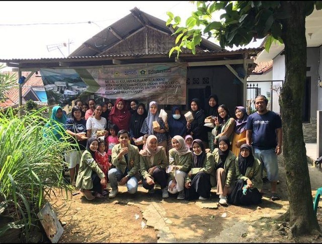 Mahasiswa KKN Program Teknologi Pangan Unida mengadakan Sosialisasi Pengembangan IdeBisnis untuk Ibu Rumah Tangga di Desa Banjarwaru