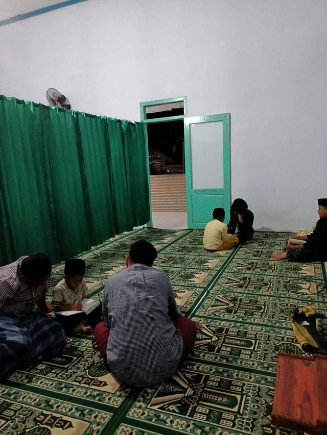 Kegiatan setor bacaan Al-quran dengan mahasiswa KKN UM Surabaya 