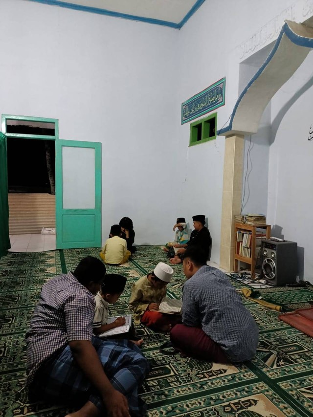 Pengecekan bacaan Al-quran oleh mahasiswa KKN UM Surabaya
